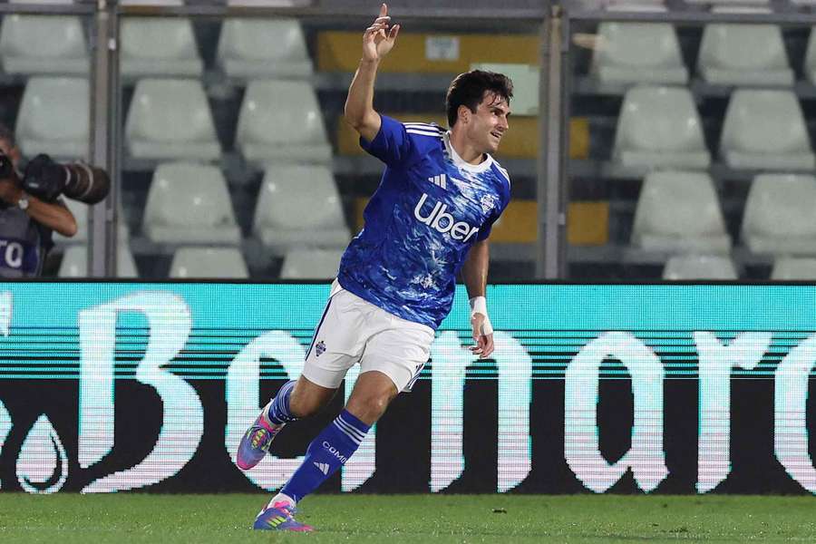 Iván Azón celebra un gol con el Como