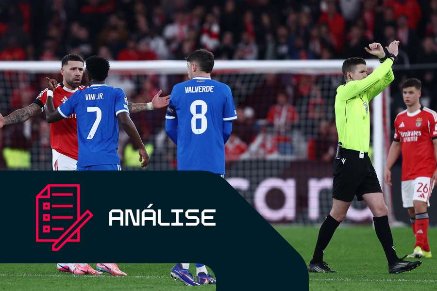 O árbitro faz o sinal para acionar o protocolo do racismo