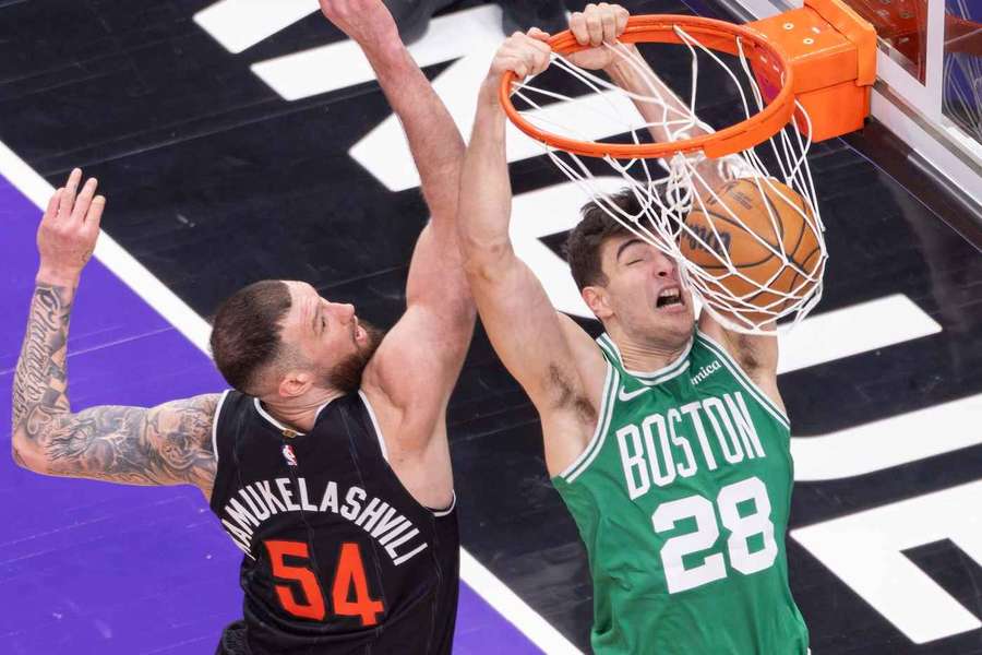 Hugo González se cuelga del aro Hugo González se cuelga del aro