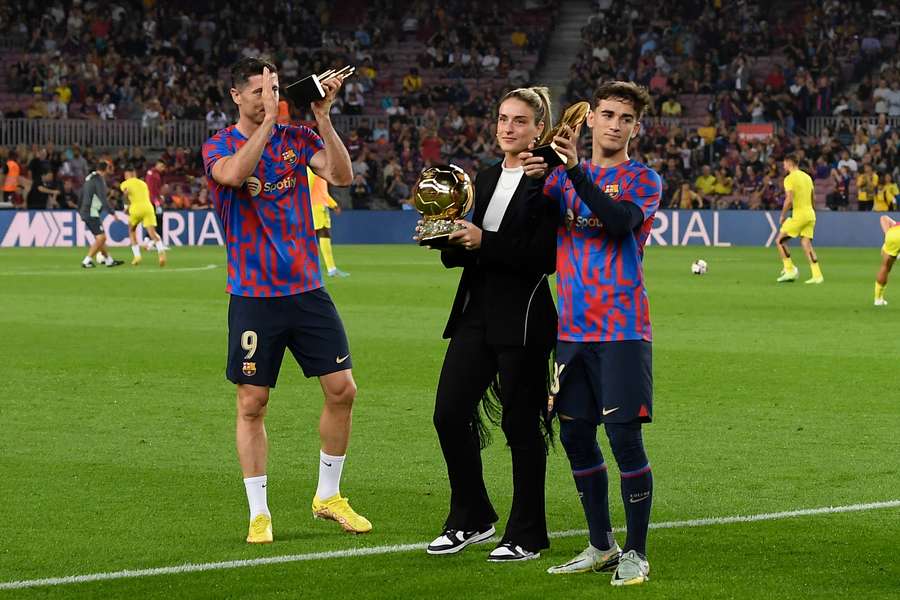 Gavi, junto a Putellas y Lewandowski, ofrecen sus trofeos del Balón de Oro al Camp Nou.