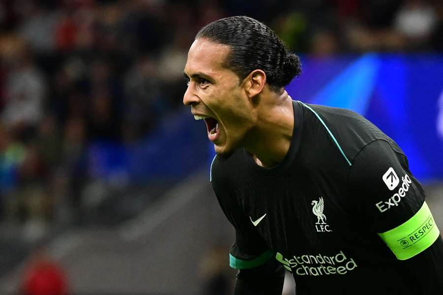 Van Dijk celebra su gol en Milán