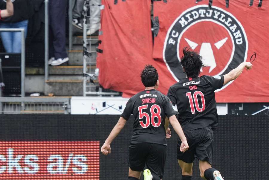 Cho Gue-Sung (FCM 10) jubler efter sin scoring under uperligakampen mellem FC Midtjylland og Silkeborg IF Cho Gue-Sung (FCM 10) jubler efter sin scoring under uperligakampen mellem FC Midtjylland og Silkeborg IF