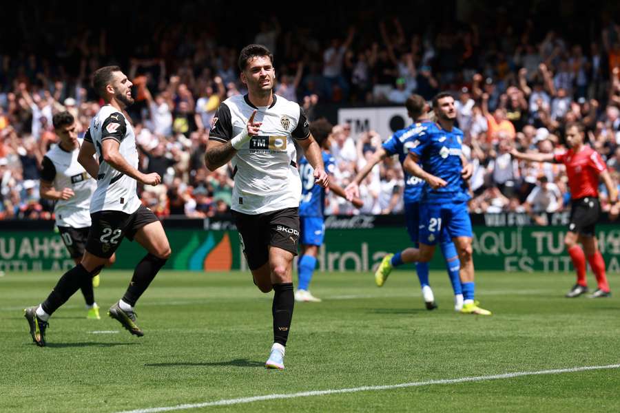 Hugo Duro comemora o 3-0 após converter o penálti.