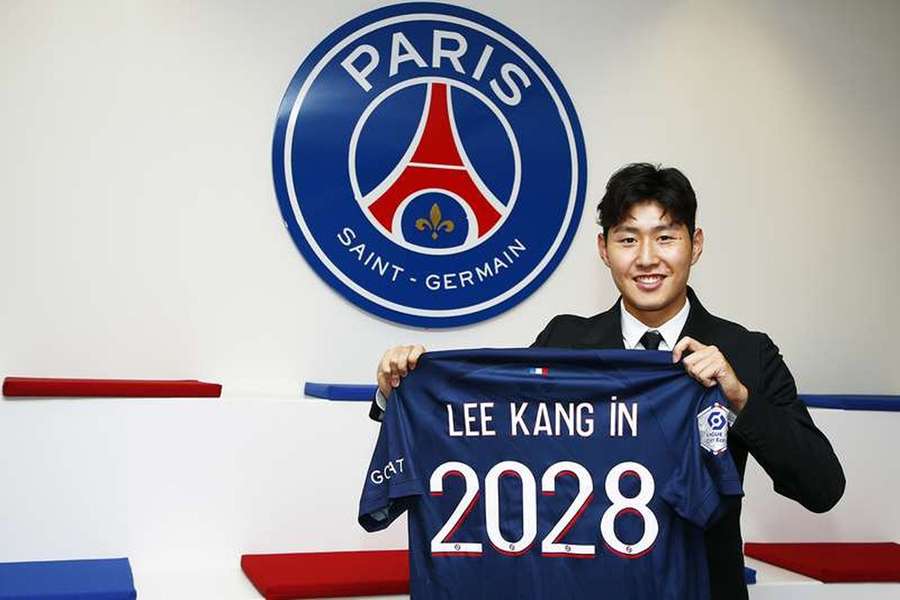 Kang-in Lee com a camisola do PSG