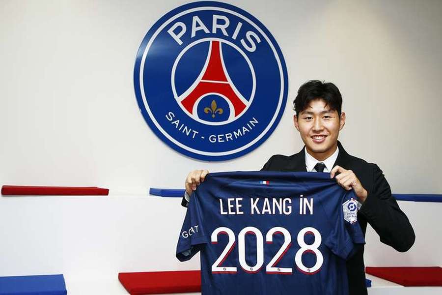 Kang-in Lee com a camisola do PSG