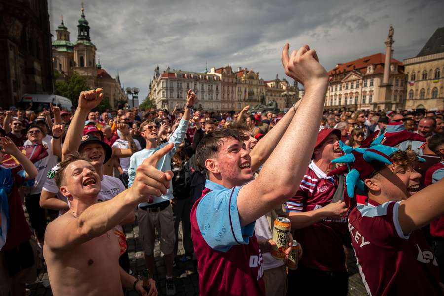 Adeptos do West Ham invadiram o centro da cidade de Praga antes do jogo com a Fiorentina