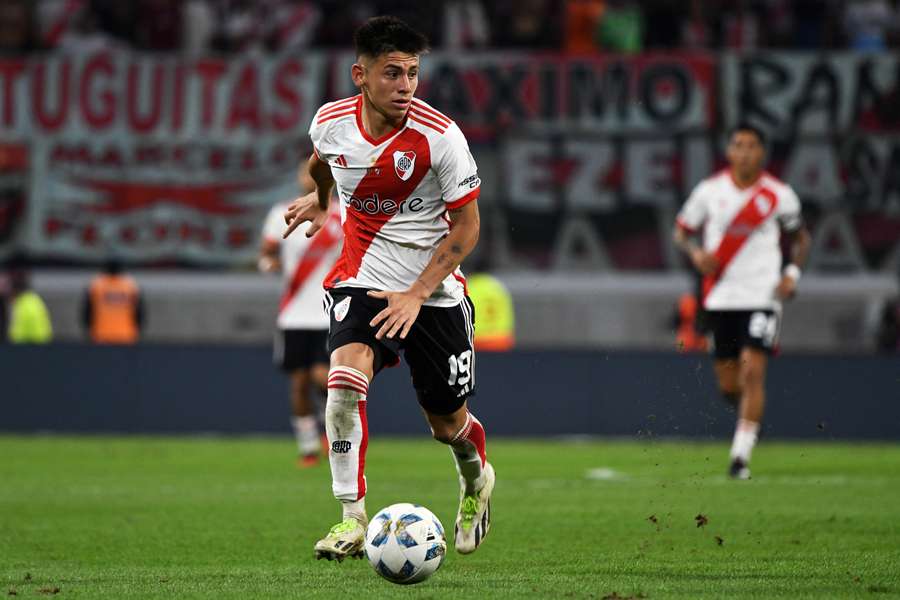 Claudio Echeverri wechselt bald zu Man City, spielt aber heute noch für River Plate gegen Boca.
