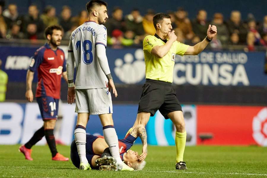 Chimy Àvila rompe o ligamento cruzado do joelho contra o Levante em 2020