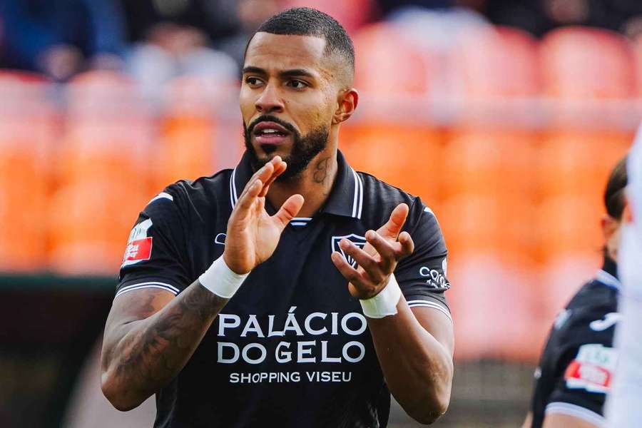 Clóvis bisou pelo Académico