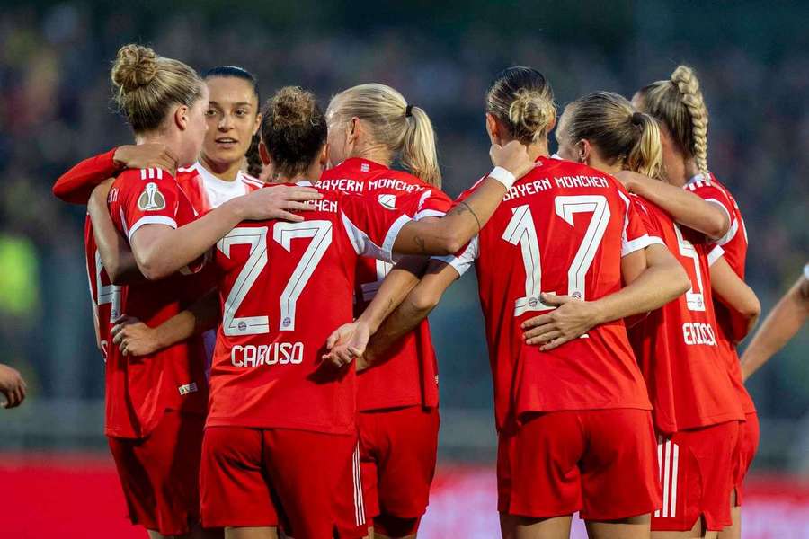 Die Bayern-Frauen feiern Torschützin Pernille Harder.