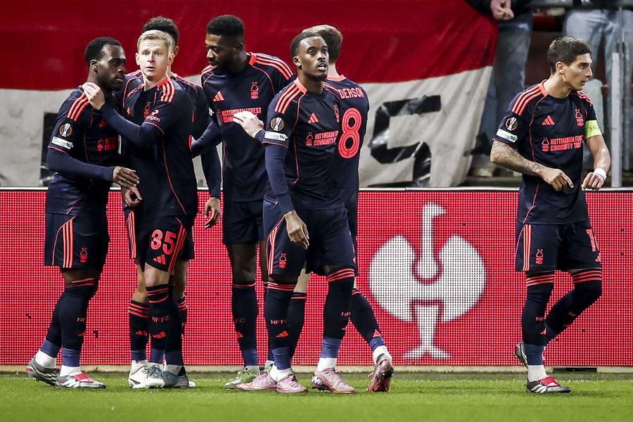 Arnaud Kalimuendo, celebra con sus compañeros tras marcar el gol del empate para el Nottingham Forest Arnaud Kalimuendo, celebra con sus compañeros tras marcar el gol del empate para el Nottingham Forest