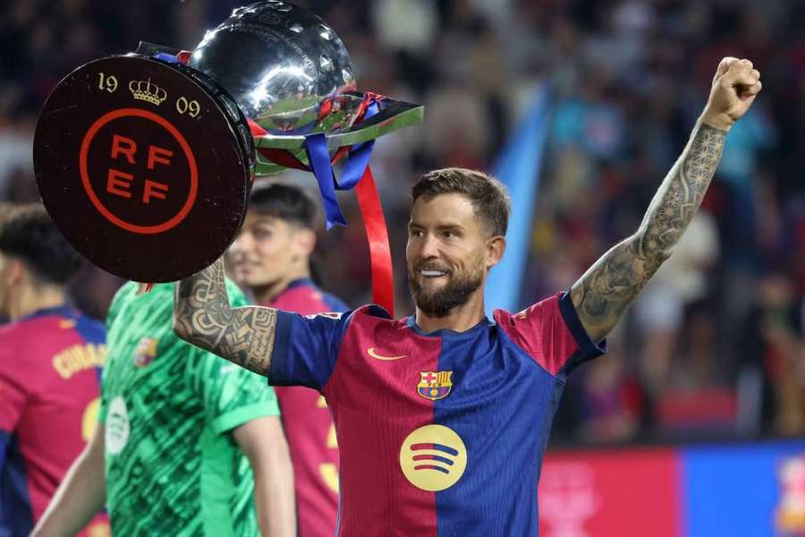 Iňigo Martínez pomohl Barceloně k zisku ligové trofeje.