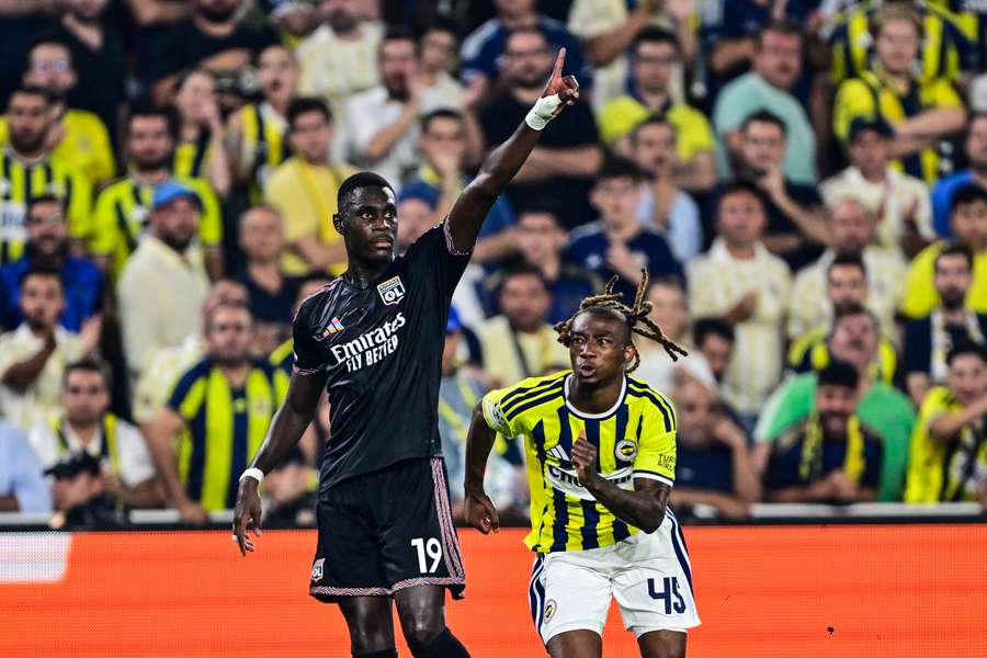 Lyons Niakhate und Fenerbahces Nene