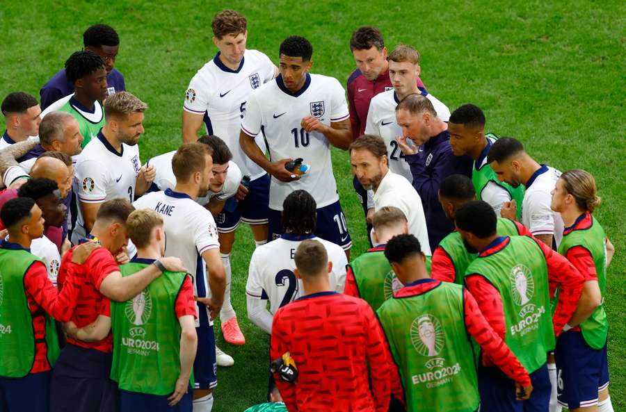 Englands landstræner Gareth Southgate og spillerne før starten på den forlængede spilletid mod Schweiz