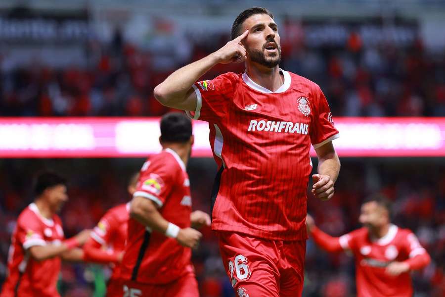 Paulinho celebra os primeiros golos pelo Toluca