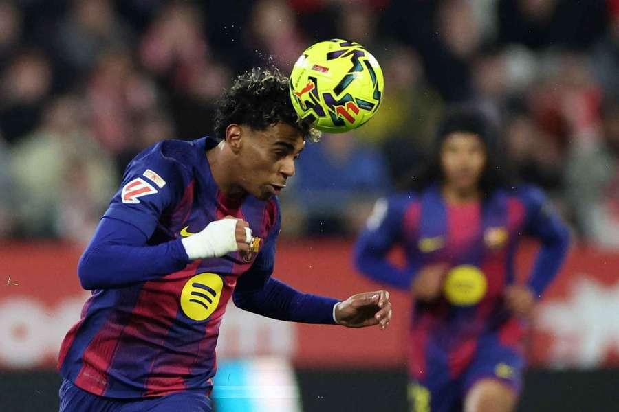 Yamal golpea de cabeza