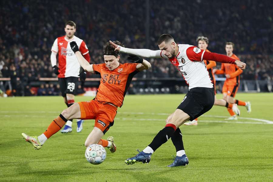 David Hancko in duel met Oskar Buur van FC Volendam David Hancko in duel met Oskar Buur van FC Volendam