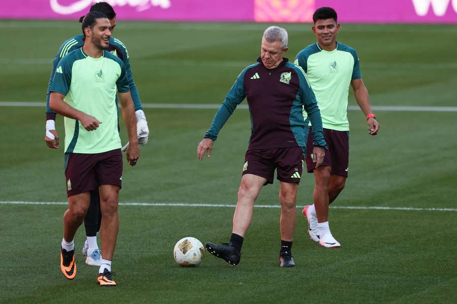 Aguirre toca el balón en un entrenamiento