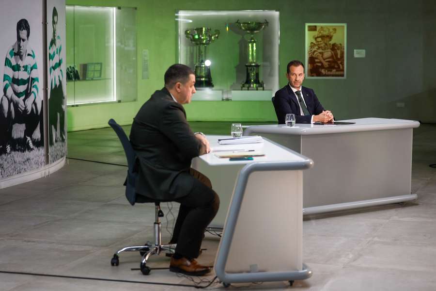 O presidente do Sporting, Frederico Varandas, ladeado pelo candidato à presidência do clube, Bruno Sorreluz, momentos antes de um debate