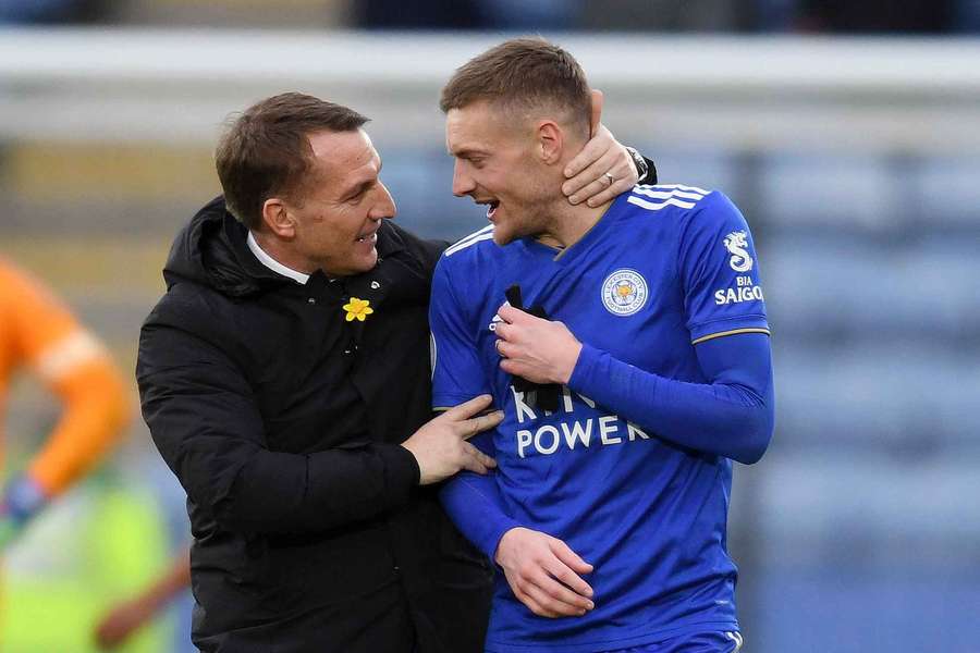 Brendan Rodgers (vlevo) a Jamie Vardy.
