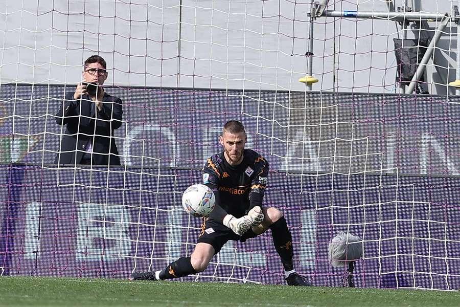 Portarul Fiorentinei, David de Gea, în acțiune în timpul meciului cu Empoli Portarul Fiorentinei, David de Gea, în acțiune în timpul meciului cu Empoli