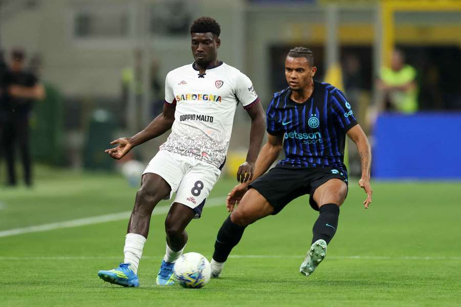 Manuel Akanji (dreapta)