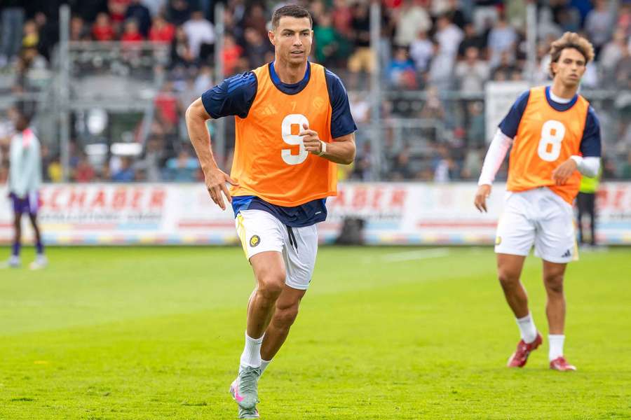Cristiano Ronaldo, con Joao Félix de fondo