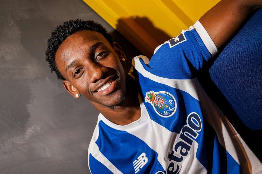 Gabriel Mec ainda procura primeiros minutos de dragão ao peito Gabriel Mec ainda procura primeiros minutos de dragão ao peito