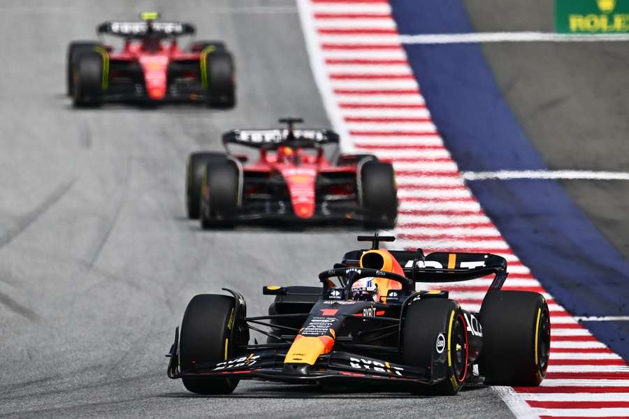 Verstappen conseguiu superar as Ferraris na largada 