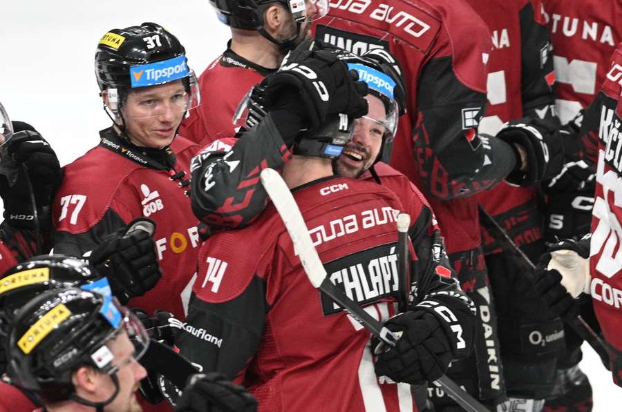 Chlapík přijímá gólové gratulace.