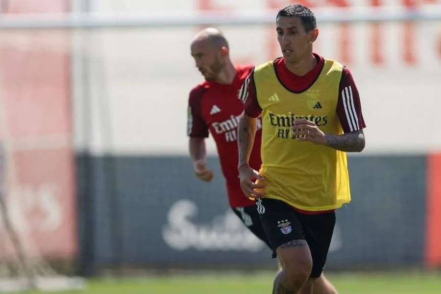 Di María já treinou com os restantes companheiros do Benfica