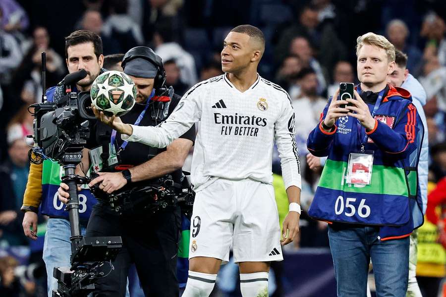 Kylian Mbappé guardou a bola de jogo depois do hat trick