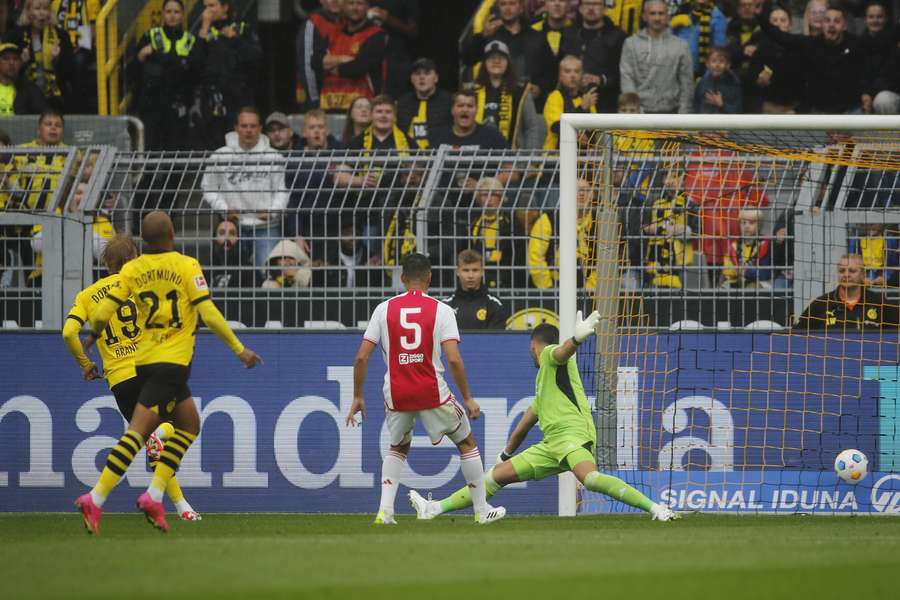 Julian Brandt van Borussia Dortmund maakt de 1-0 in een oefenduel met Ajax