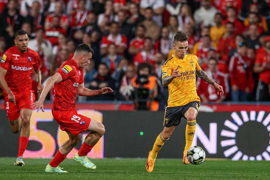 Grimaldo, agora no Bayer Leverkusen, em ação diante do Gil Vicente na época passada