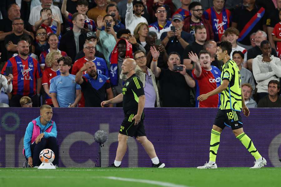Tomiyasu deixou o campo de jogo após levar o segundo amarelo contra o Palace