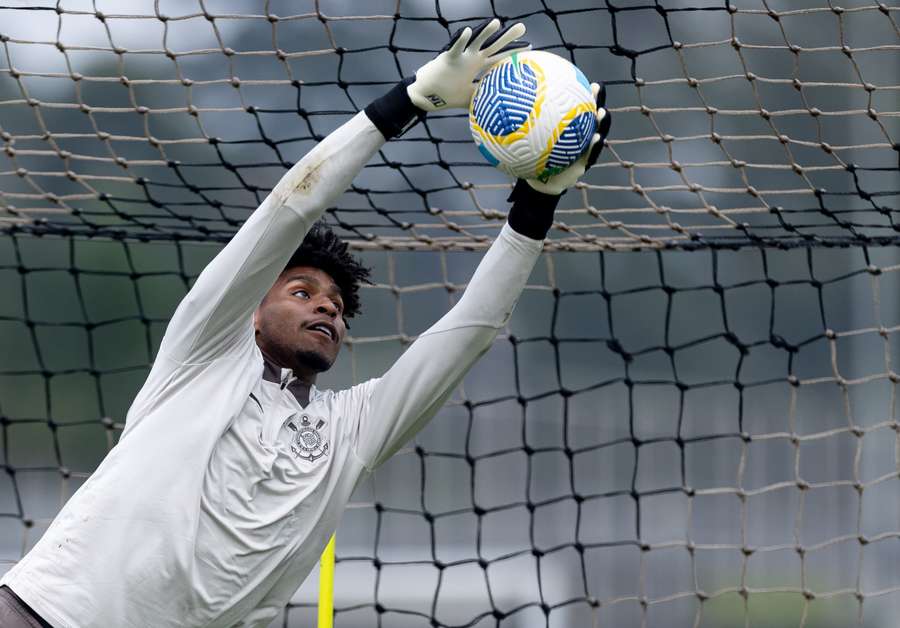 Hugo Souza está emprestado pelo Flamengo ao Corinthians até dezembro