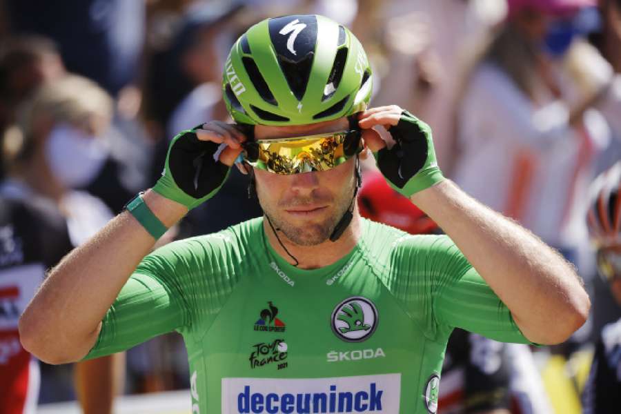 Mark Cavendish wearing the green jersey at the start of stage 21 in 2021