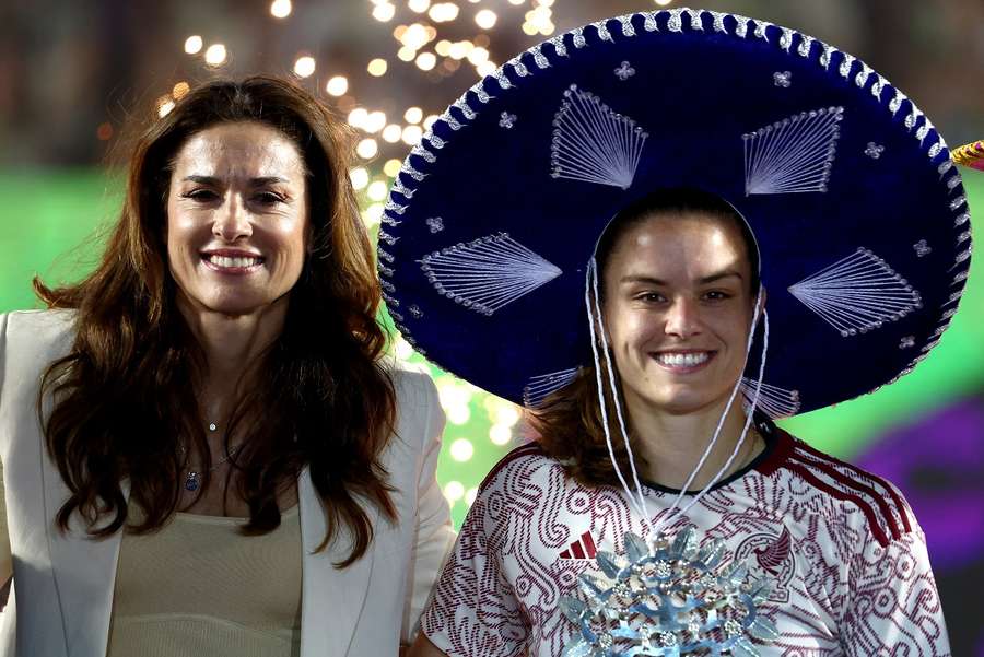 Maria Sakkari na afloop van de wedstrijd met een sombrero