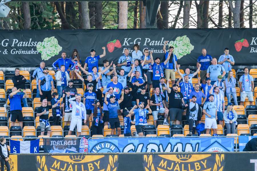 Slovan sa vo Švédsku mohol spoľahnúť aj na podporu z tribún. Slovan sa vo Švédsku mohol spoľahnúť aj na podporu z tribún.