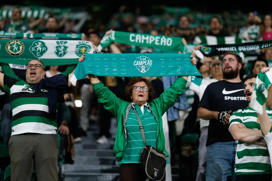 Adeptos leoninos no apoio à equipa
