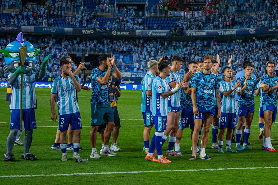 Los jugadores del Málaga celebran el ascenso ante el Almería
