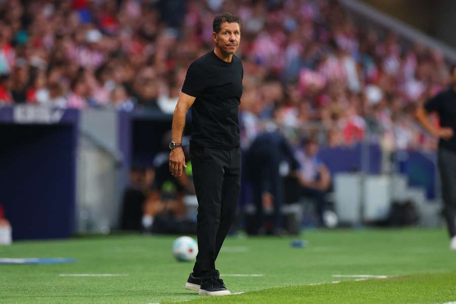 Simeone ve vymezeném prostoru pro členy realizačního týmu.