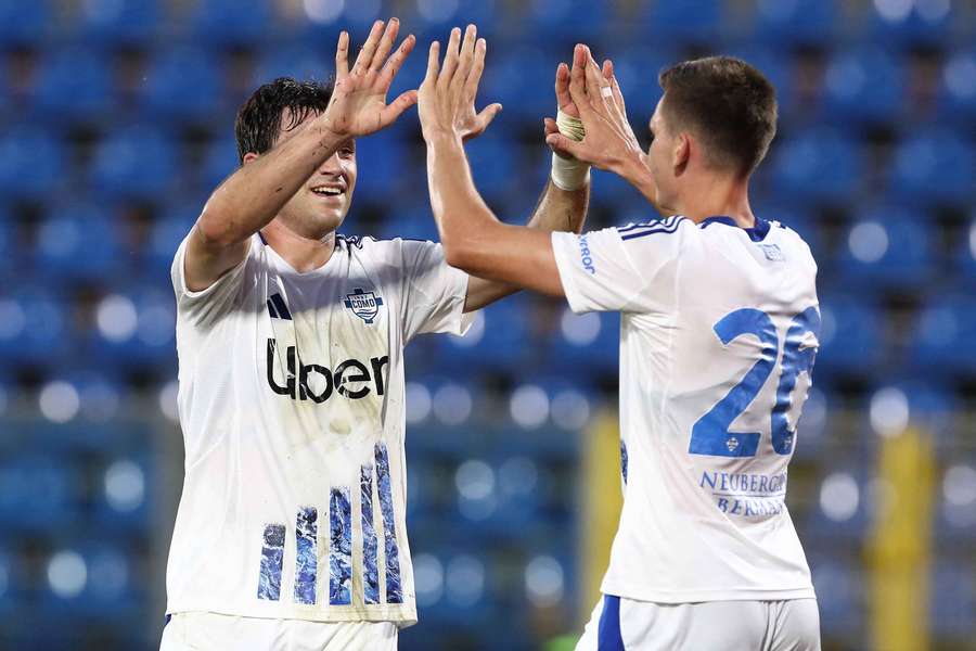 Ivan Azon festeggia con Yannik Engelhardt