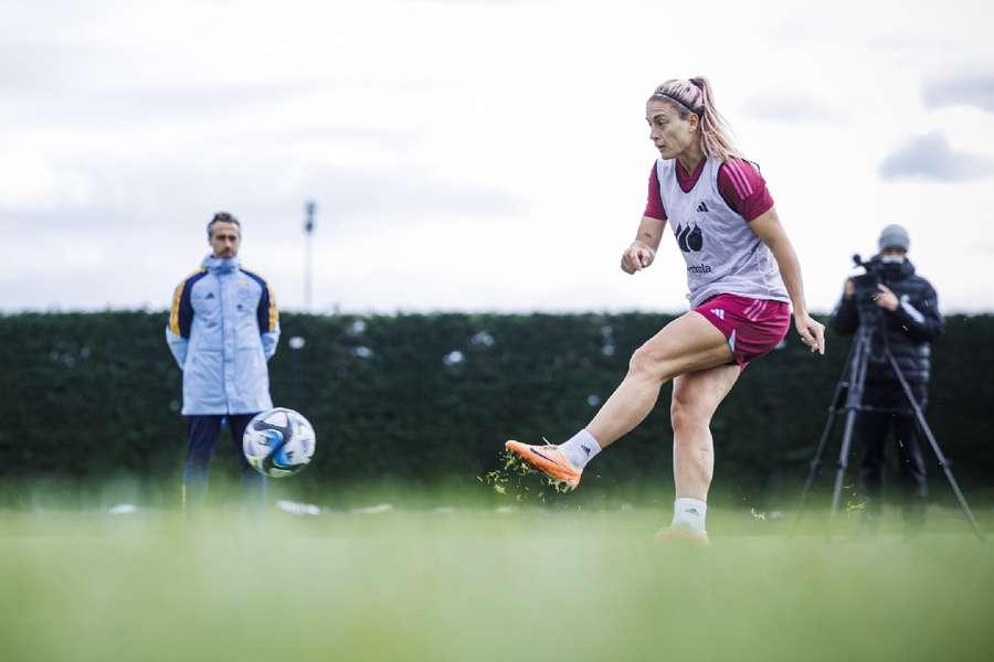 Vilda observa Putellas no treino