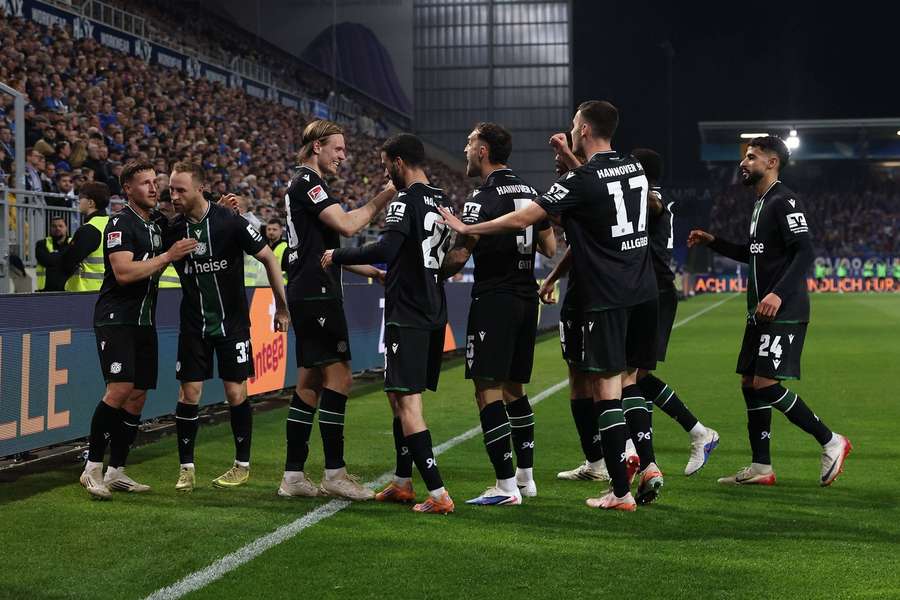 Hannover 96 holt einen wichtigen Sieg im Aufstiegsrennen.
