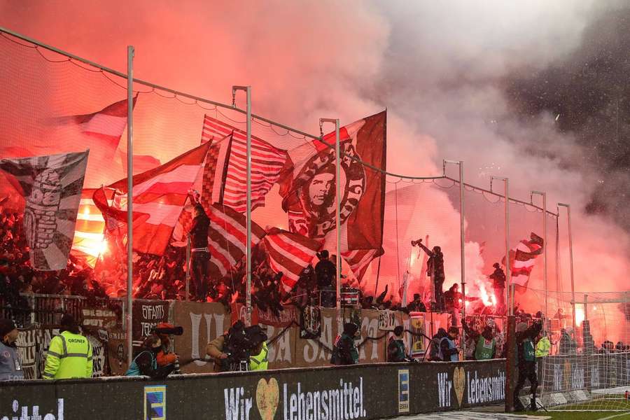 Die Fans des FC St. Pauli zündeten während des Spiel gegen den HSV Pyrotechnik Die Fans des FC St. Pauli zündeten während des Spiel gegen den HSV Pyrotechnik