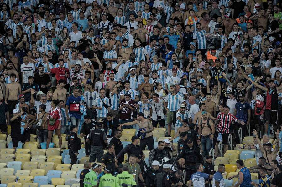 ”Superclasico” a fost întârziat cu aproape treizeci de minute după incidentele cauzate de suporteri