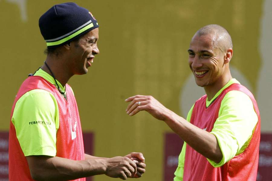 Larsson (dir.) e Ronaldinho em treino do Barça nos anos 2000