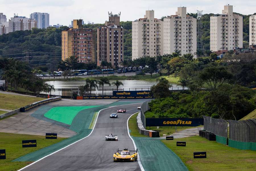 Ferrari AF Corse (nr 83), prowadzony przez Yifei Ye z Chin, Roberta Kubicę z Polski i Phila Hansona z Wielkiej Brytanii, podczas wyścigu w Sao Paulo. Ferrari AF Corse (nr 83), prowadzony przez Yifei Ye z Chin, Roberta Kubicę z Polski i Phila Hansona z Wielkiej Brytanii, podczas wyścigu w Sao Paulo.