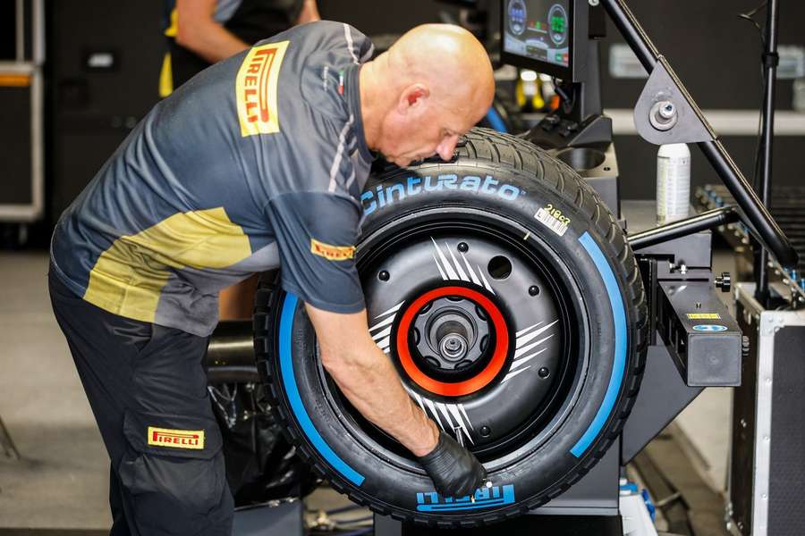 Un technicien Pirelli jeudi dans le paddock du circuit Gilles-Villeneuve.